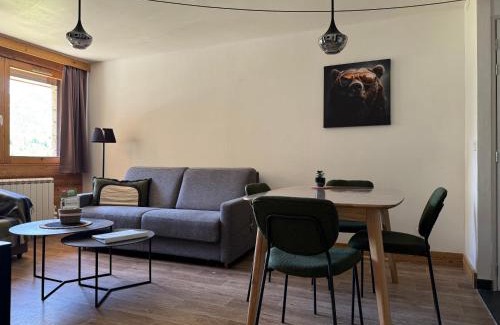 Belle Plagne Apartment | Haut Belle Plagne, vue montagnes, au pied des pistes, proche de l'ESF & espace piscine inclus