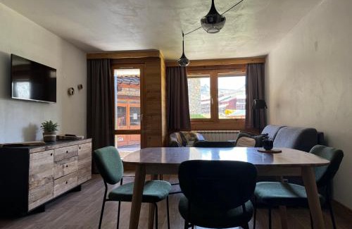 Belle Plagne Apartment | Haut Belle Plagne, vue montagnes, au pied des pistes, proche de l'ESF & espace piscine inclus