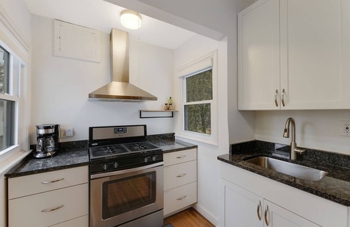 Ecco House | Heart of Lakes & Uptown -walk to coffee, lakes and shops + mins from MOA and DT