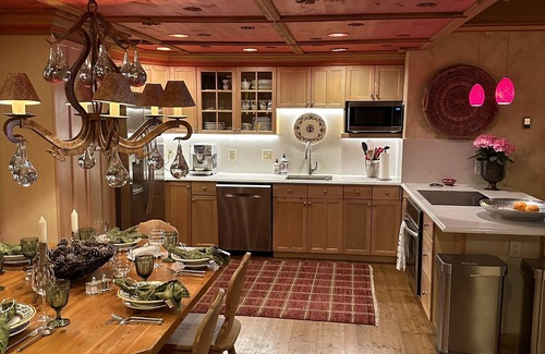 Vail Condo | Heart of Vail Village!European Elegance,Walk to Gondola,Free Ski Locker & HotTub