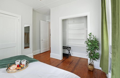 Alachua House | Hearthstone Harmony Retreat | KING-Sized Comfort