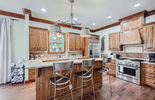 South River City House | Heated Pool/Hot Tub | 4,000+ SF | 10 Beds | Sleeps 16 hosted by PMI Austin Metro