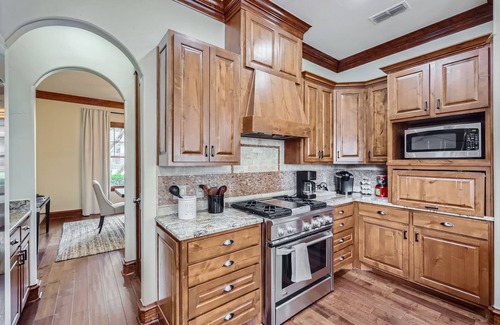 South River City House | Heated Pool/Hot Tub | 4,000+ SF | 10 Beds | Sleeps 16 hosted by PMI Austin Metro