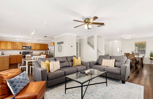 Wetmore House | Heated Pool~HotTub~HUGE Game Room~Splash Pad~4BR~Alamo City Oasis