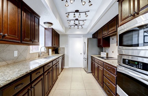Wetmore House | Heated Pool~HotTub~Huge Game Room~Fire Pit~Big Backyard~Alamo City Retreat