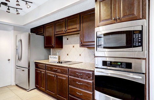Wetmore House | Heated Pool~HotTub~Huge Game Room~Fire Pit~Big Backyard~Alamo City Retreat