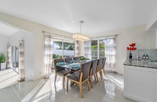 Singer Island House | Heated Pool/Htub & Pool Cabana w/TV Walk to Beach!
