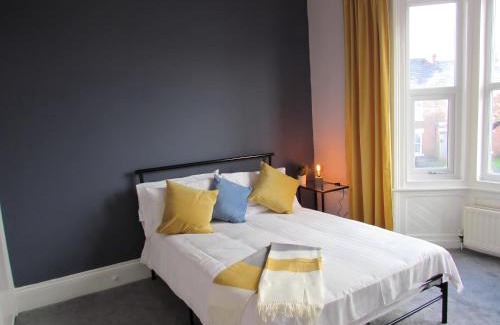 Heaton Apartment | Heaton-Beautiful 3 Double Bedrooms Sleeps 6 Free Parking and Wifi