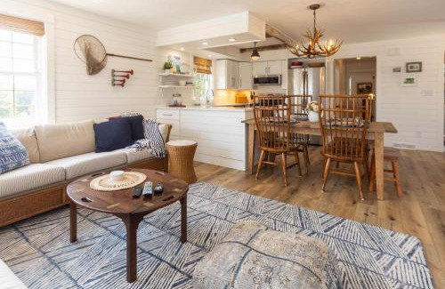 Fontana-on-Geneva Lake House | Heaven on Earth 2 BDR Fontana Flat Walk to Lake