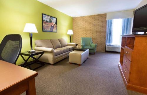 Sugar Land Hotel | Heritage Inn Suites Houston Sugar Land, Trademark by Wyndham
