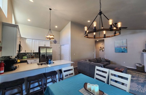 Ocean Shores House | Heron Haven - Beautiful newer canal front home