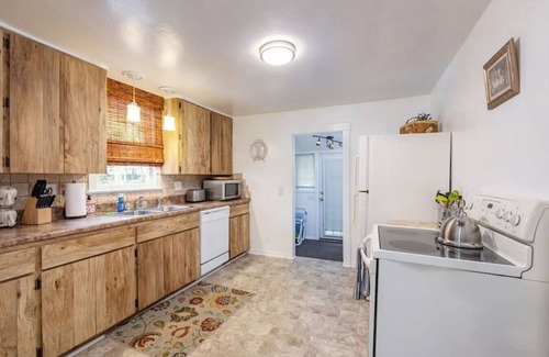 Largo Cottage | Hidden Oasis #1, just a few minutes to the beaches