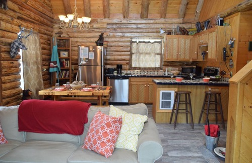 Red River Cabin | Hidden Valley Heaven - Upper Valley - WiFi - Satellite - Washer/Dryer - Wood Sto