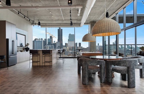 West Loop Apartment | High-End West Loop 2BR + City Views & Walkability