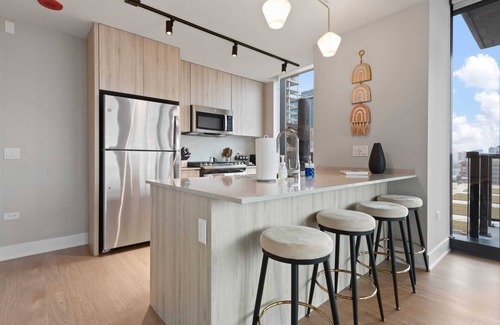 West Loop Apartment | High-End West Loop 2BR + City Views & Walkability