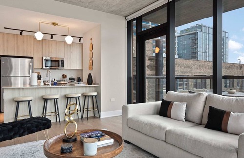 West Loop Apartment | High-End West Loop 2BR + City Views & Walkability