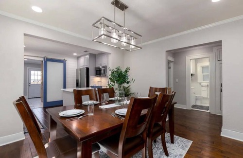 Arlington Heights House | Highly Rated, Exceptional Clean, Cozy, Comfortable Cowtown Casa TCU/Stockyards!