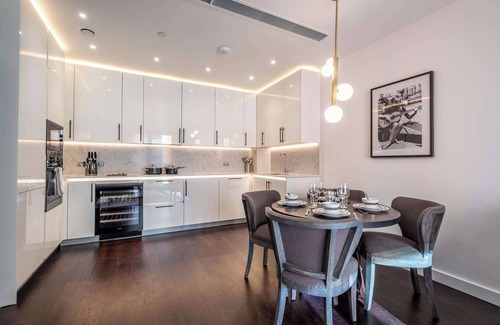 Nine Elms Apartment | Highrise Luxury 3 bedroom flat with Balcony