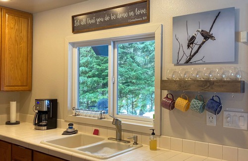 Enumclaw Cabin | Hike Greenwater, Mt. Rainier, Sunrise Visitor Center & Crystal Mountain Sleeps 6