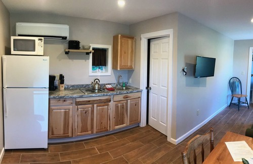 Lake George Hotel | Hill View Motel and Cottages