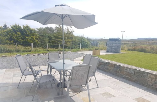 Clifden Ski Chalet | Hillside House Set in a quiet & idyllic spot along the famous Bog Road