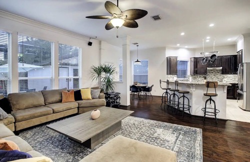 South Central Houston House | Hip Bachelor-ette Pad, Sleeps 18, Packed With Games! 2mi to Downtown Houston!