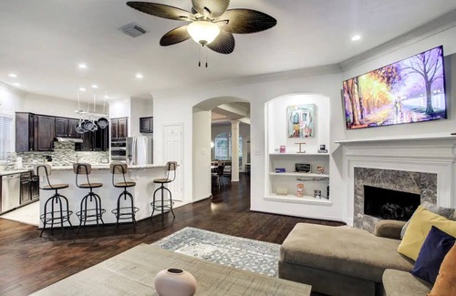 South Central Houston House | Hip Bachelor-ette Pad, Sleeps 18, Packed With Games! 2mi to Downtown Houston!