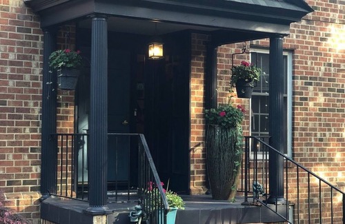 Williamsburg House | Historic B&B located walking distance to the Williamsburg and The College of W&M