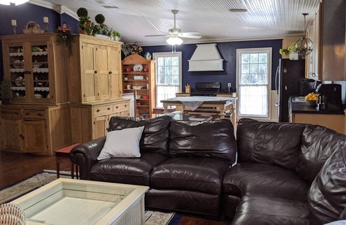 St. Marys House | Historic "Cannon Ball" House Close to Cumberland ferry and historic down town.