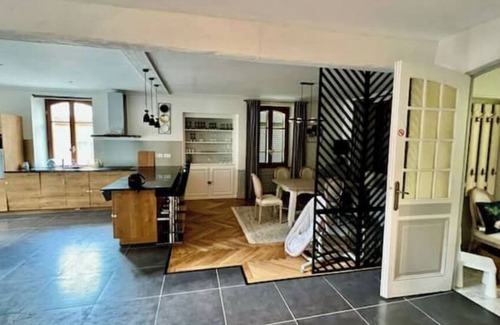 Maiche House | Historic family home with private fenced park (3.5 bedrooms -1 bathroom)