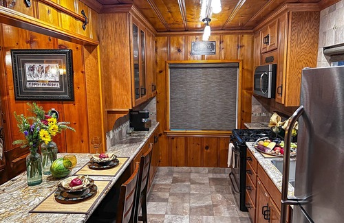 Arrowhead Villas Cabin | Historic Hershey Cabin, Immaculate, Romantic, Just for Two, Immaculate, Air Cond