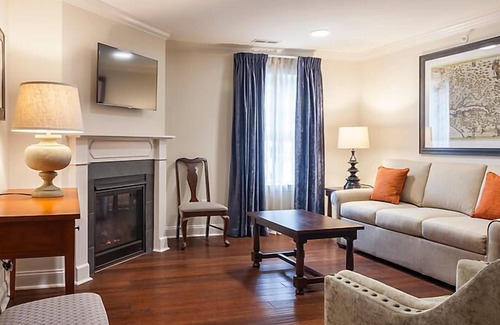 Williamsburg Resort | Historic Patrick Henry Square Resort