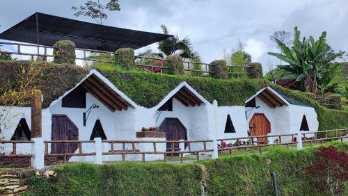 Guatape House | Hobbit Hotel Ecolodge- Guatapé