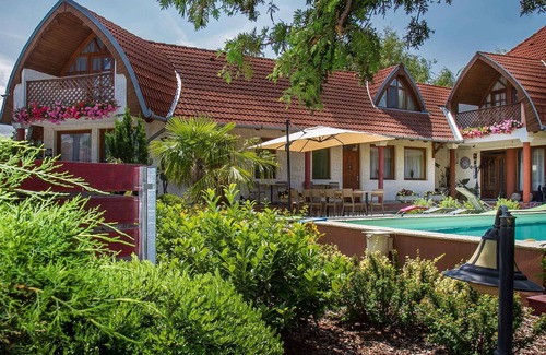 Balatonkeresztur Apartment | Holiday apartment in an apartment house with pool and internet