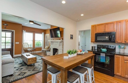 Eastwood House | Holiday Decorations! Cottage, Walkable Location