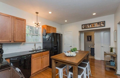 Eastwood House | Holiday Decorations! Cottage, Walkable Location