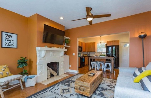 Eastwood House | Holiday Decorations! Cottage, Walkable Location