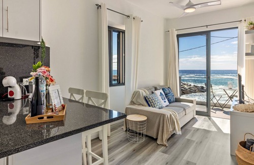 Prazeres House | Holiday Home 'Casa Homem Do Mar' with Sea View, Balcony and Wi-Fi