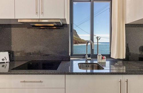 Prazeres House | Holiday Home 'Casa Homem Do Mar' with Sea View, Balcony and Wi-Fi