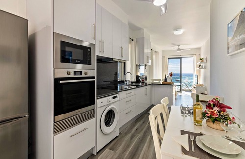 Prazeres House | Holiday Home 'Casa Homem Do Mar' with Sea View, Balcony and Wi-Fi