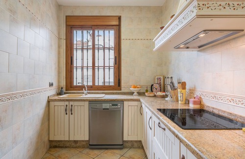 Almodovar del Rio House | Holiday Home 'León' with Private Terrace, Wi-Fi and Air Conditioning