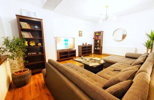 Orsova House | Holiday Home ESKU