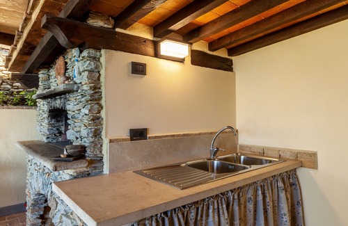 Strettoia House | Holiday Home 'La Casa Di Kati' with Sea View, Wi-Fi and Air Conditioning