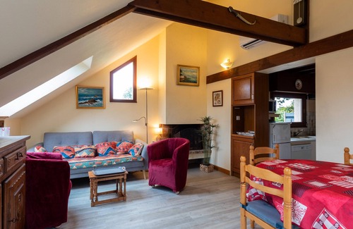 Pleumeur-Bodou House | Holiday Home 'Maison 200m Plage Terrasse Jardin' with Sea View, Wi-Fi and Air Conditioning