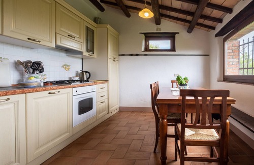 Radicofani House | Holiday Home 'Poggio Muziarelli' with Shared Garden and Wi-Fi