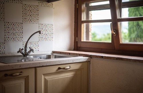 Radicofani House | Holiday Home 'Poggio Muziarelli' with Shared Garden and Wi-Fi