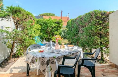 Mimizan-Plage House | Holiday Home Sicard-5 by Interhome