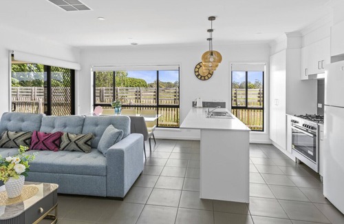 Officer House | Holiday Home VIC Officer 5BR WiFi Parking