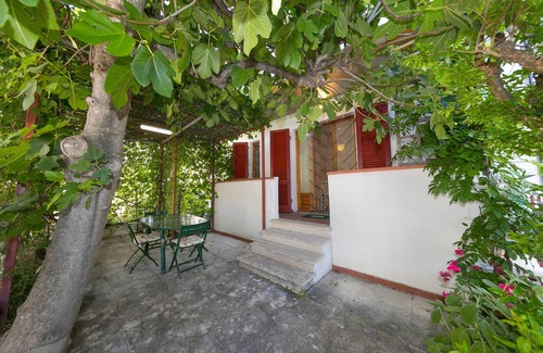 Marina di Cecina House | Holiday Home 'Villetta Gioia Vicino Al Mare' with Private Terrace