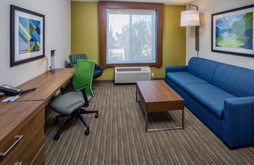 Modesto Hotel | Holiday Inn Express and Suites Modesto by IHG